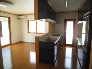 キッチンは濃紺色です！